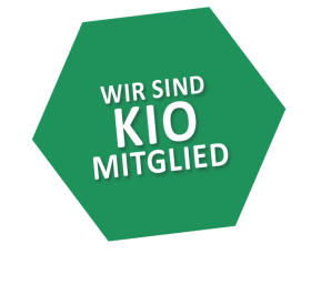 Grünes Sechseck mit dem Text: Wir sind KIO Mitglied