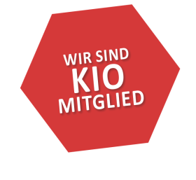 Rotes Sechseck mit dem Text: Wir sind KIO Mitglied