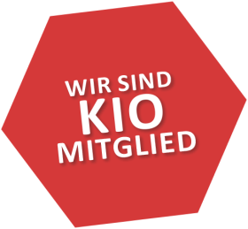 Rotes Sechseck mit dem Text: Wir sind KIO Mitglied