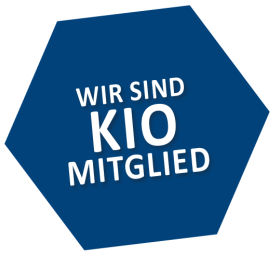 Dunkelblaues Sechseck mit dem Text: Wir sind KIO Mitglied