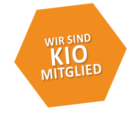 Orangenes Sechseck mit dem Text: Wir sind KIO Mitglied