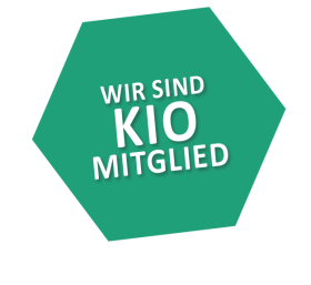 Grünes Sechseck mit dem Text: Wir sind KIO Mitglied