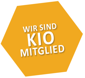 Gelbes Sechseck mit dem Text: Wir sind KIO Mitglied