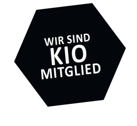 Schwarzes Sechseck mit dem Text: Wir sind KIO Mitglied