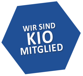 Blaues Sechseck mit dem Text: Wir sind KIO Mitglied